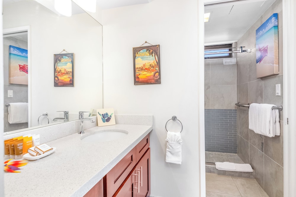 High Floor Ocean View Condo (King Bed and Parking): bathroom photo