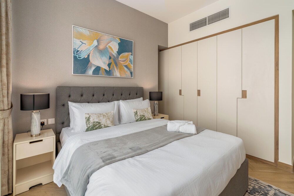 Whitesage - Super Spacious Apt with Dubai Garden Glow Views