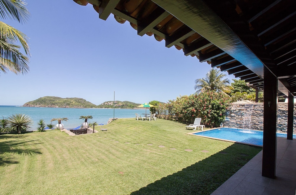 Casa com Cinco Quartos Pé na Areia