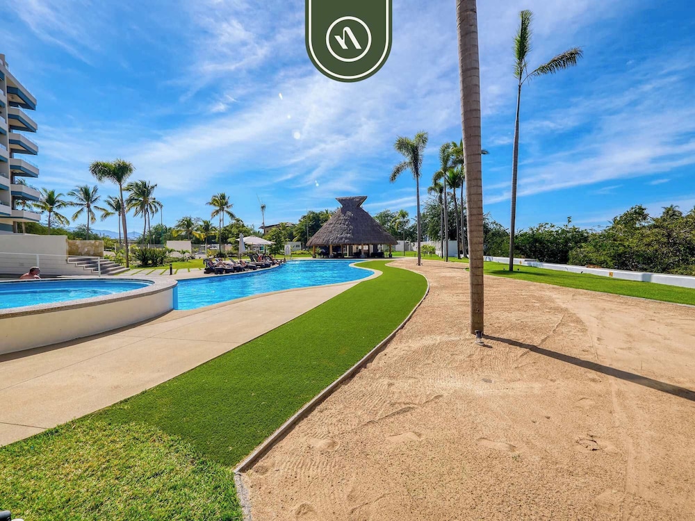 Brand New 1 BR Condo - Pool - Jacuzzi - Gym