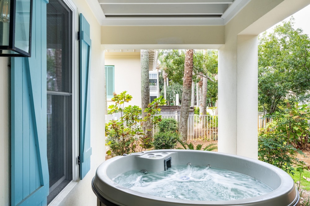 Destin Dream by Avantstay 2-story Home Walk to Beach Hot Tub Golf Cart
