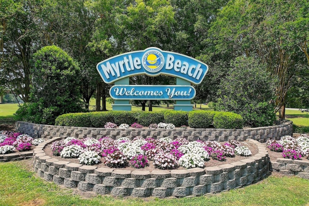 Oceanfront Resort, Great Views, King Bed, 7 Pools!