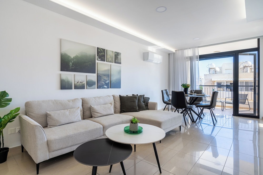 Averna - Breezy 2-BR Apt. in Larnaca