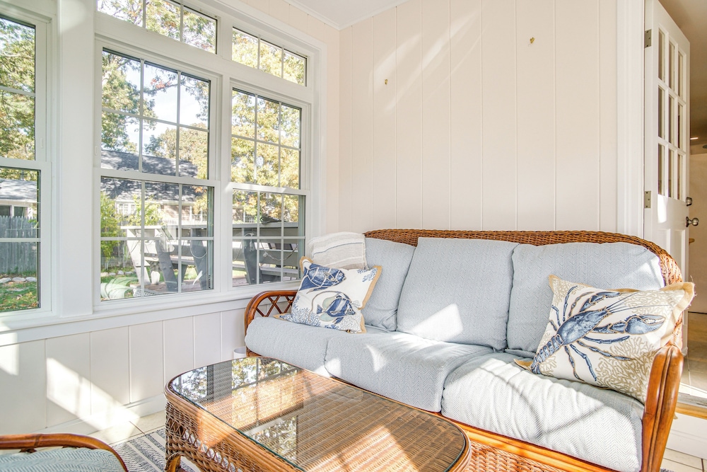 Bike to Private Beach: Cape Cod Escape w/ Sunroom