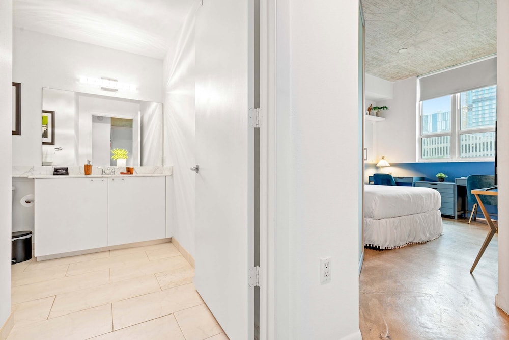 Stylish City Loft Downtown Steps to Bayfront Park