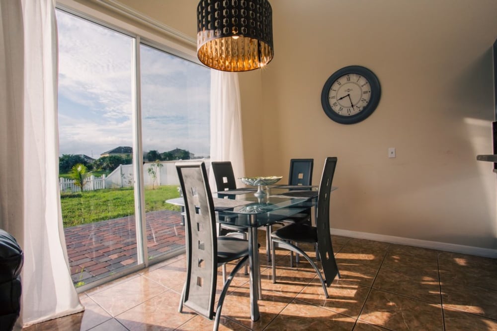 Cheerful 5 bed - 4 Bath Spacious Home
