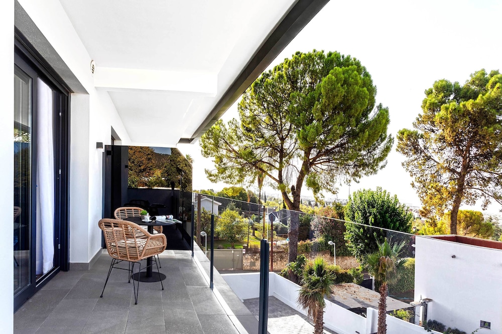 Cozy 1 bd Apartment With Terrace Pool and Parking Arruzafa VII