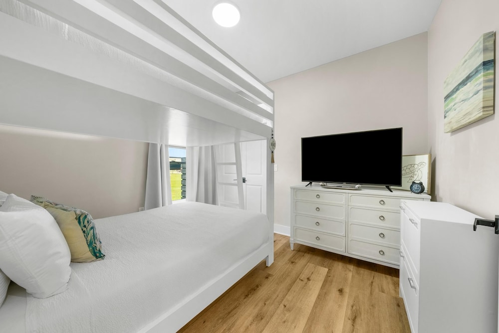 Beach House - 6th Street Retreat by PHG