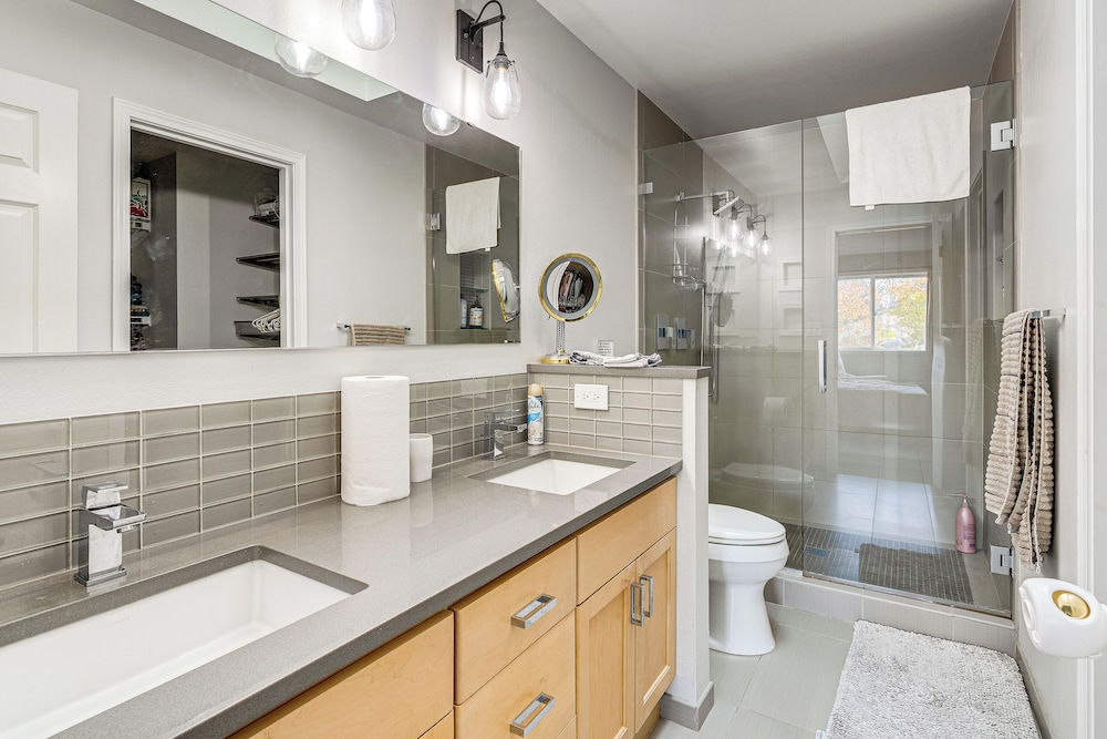 Modern Home Close to Dtwn Woodinville w/ Yard