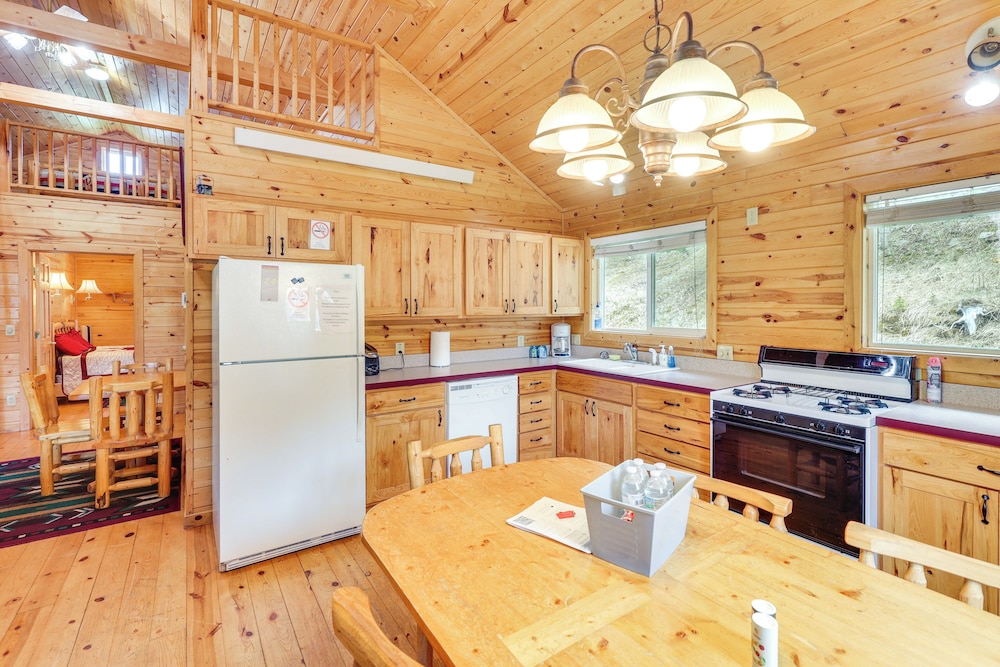 Wraparound Deck & Grill: Deadwood Cabin view 3