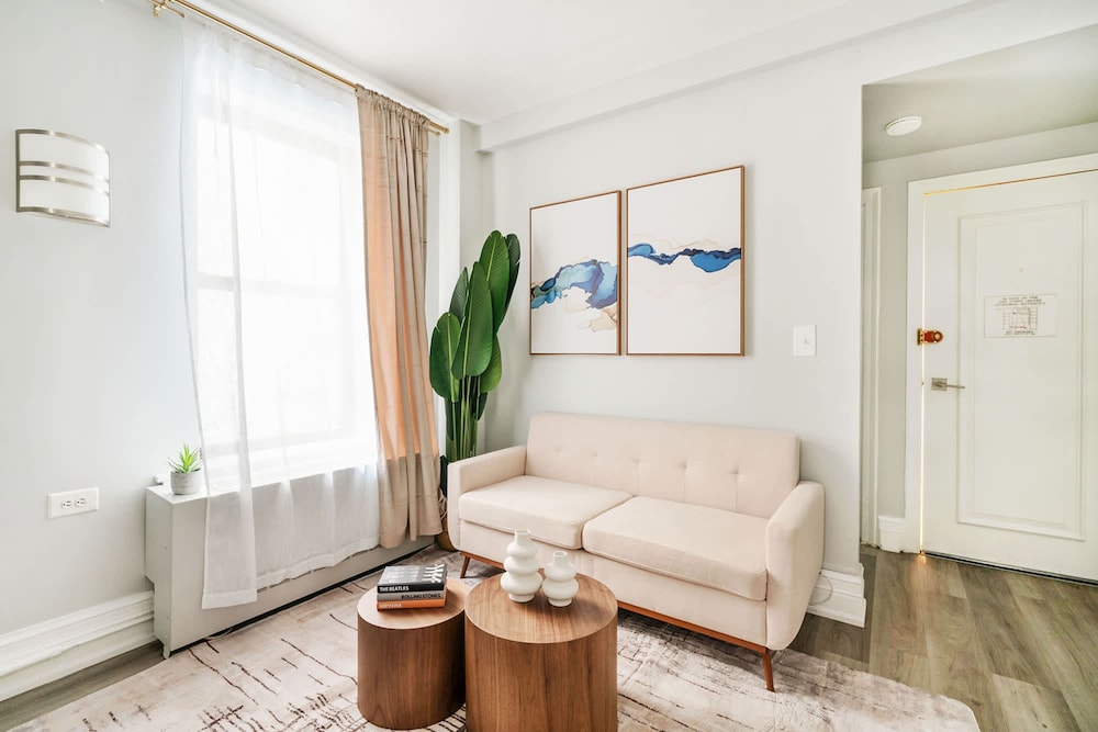 73-320 New 1BR 1bth UWS Doorman Gym
