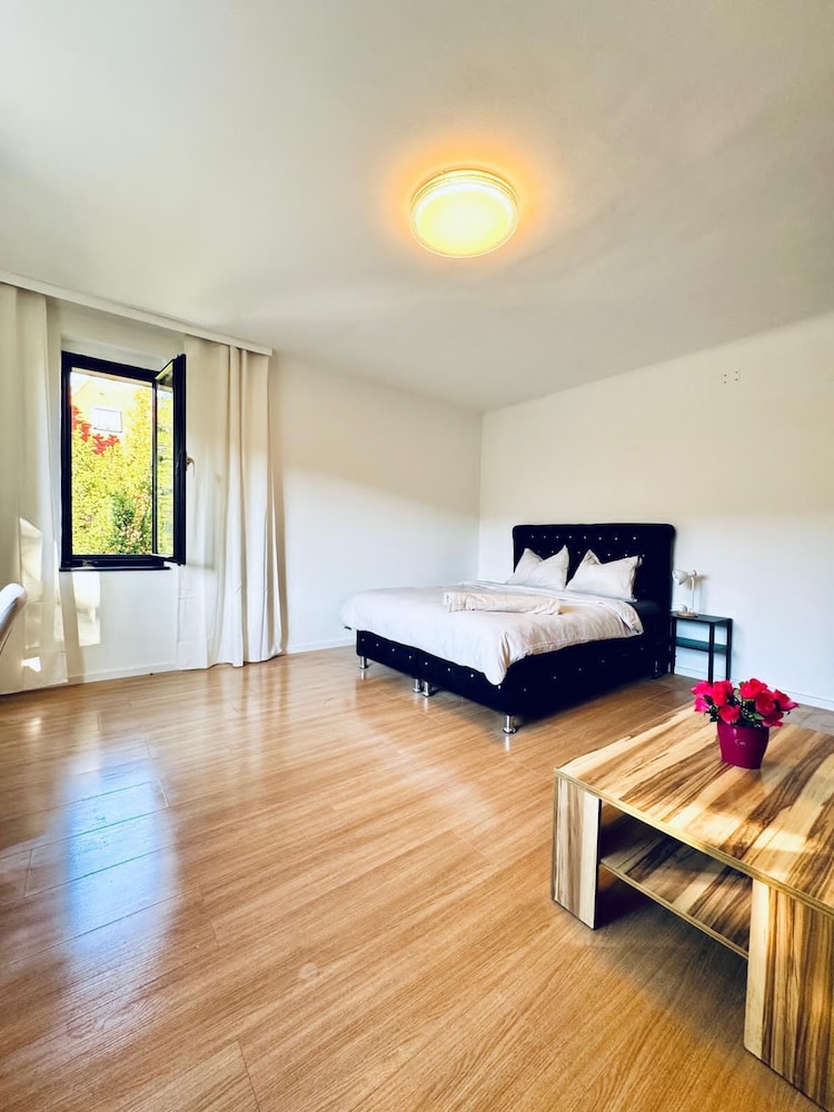 Cozy Garden Villa near Danube For 16P