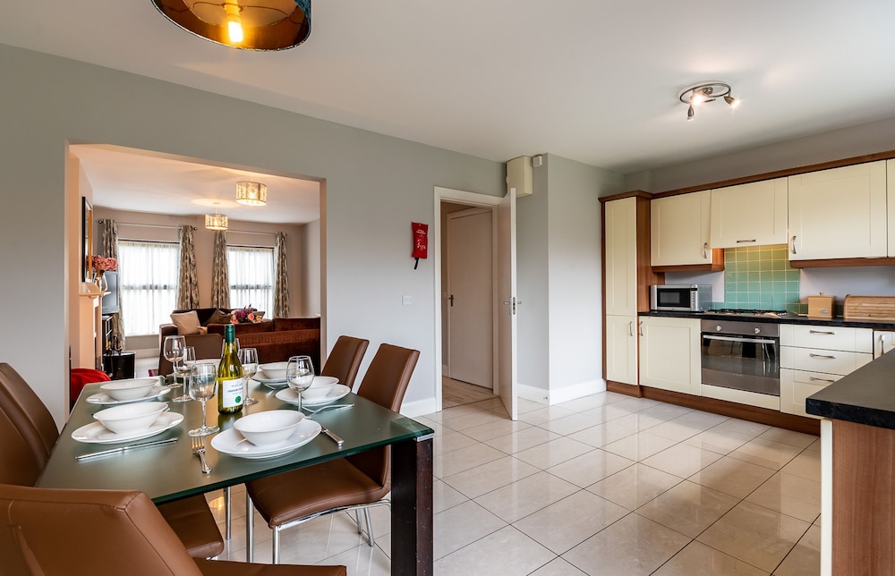 3 Bedroom pet Friendly Home With Access to Pool