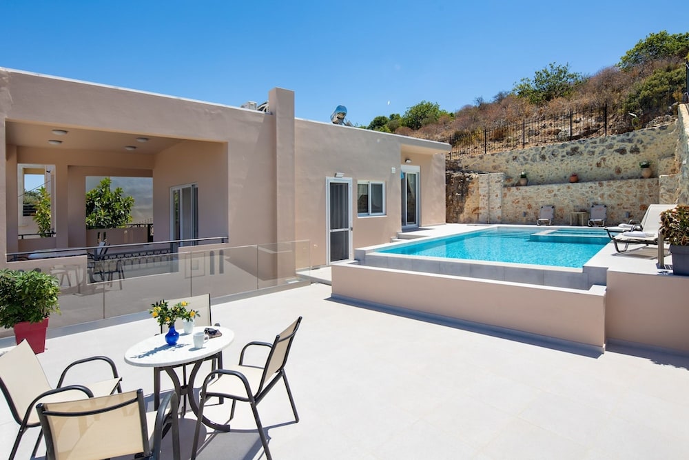 Iconic Villa With Private Pool and sea View