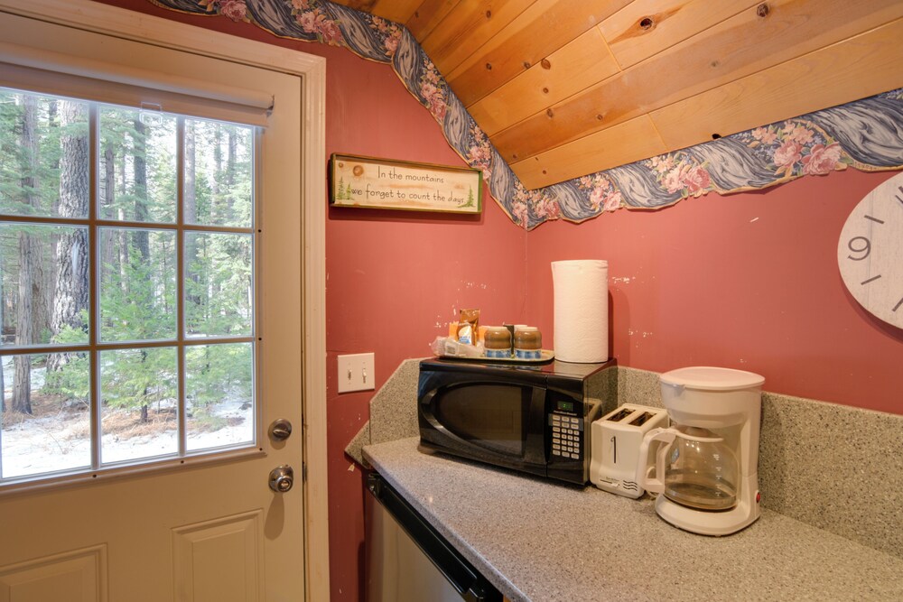 Walk to Trails & Butte Creek: Cozy Retreat w/ Deck