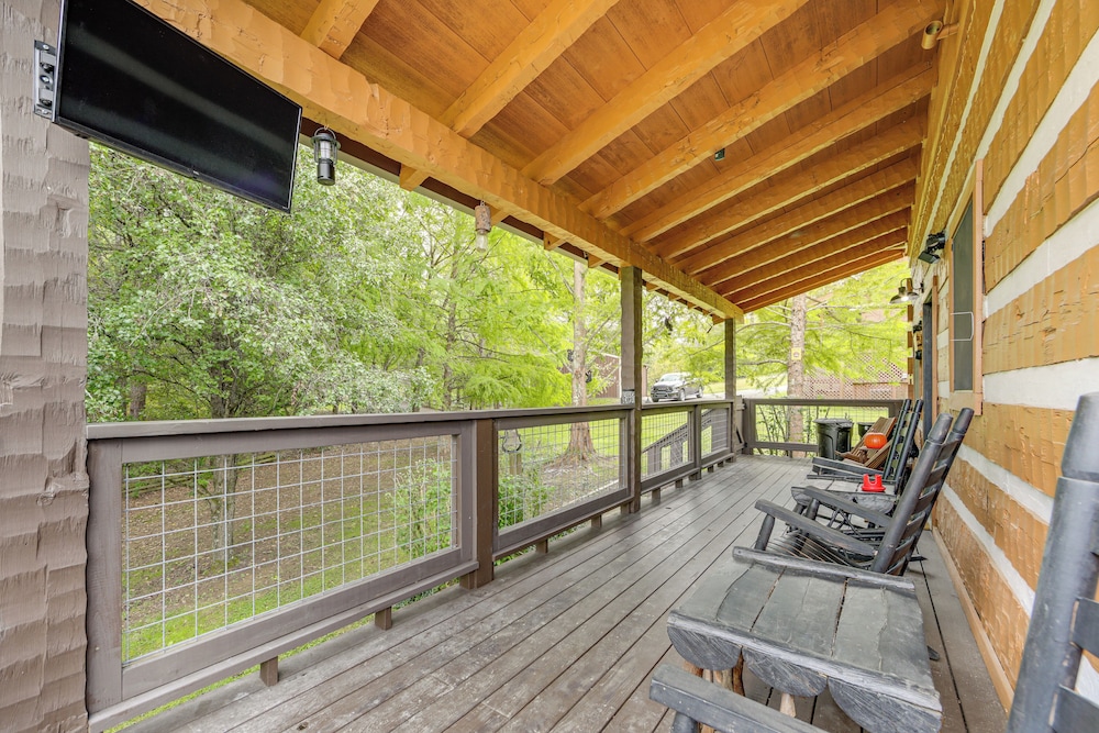 Mins to Dollywood: Boujee Bear Cabin w/ Hot Tub!