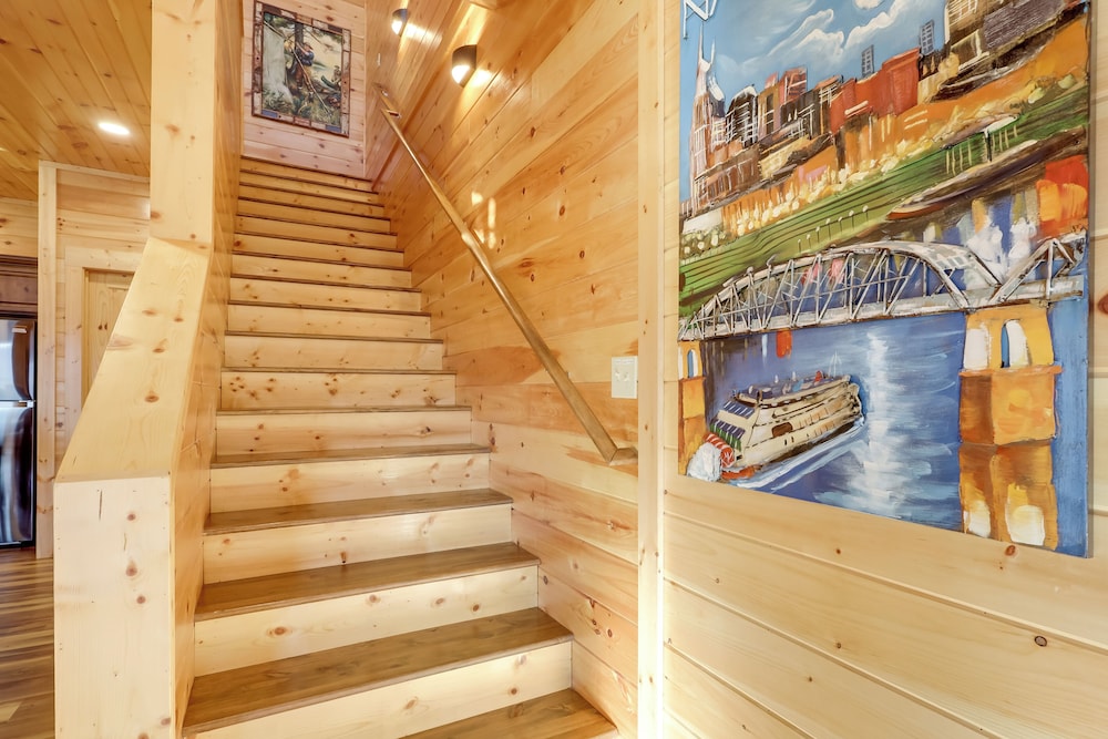 Majestic Mountain Views: Sevierville Escape!