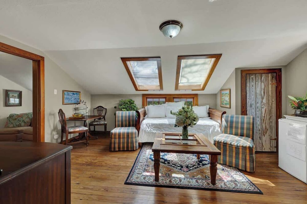 West Suite in Gillespie House -steps to Main Street!