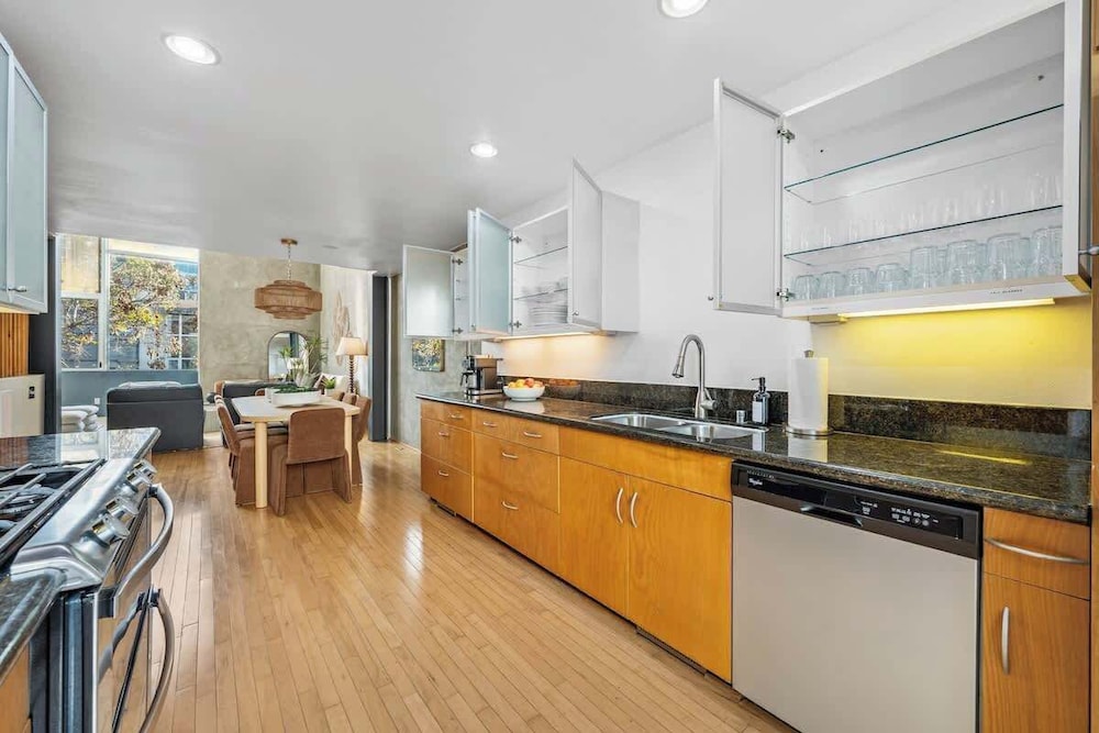 Gaslamp Row House - Sleeps 8 Private Garage AC