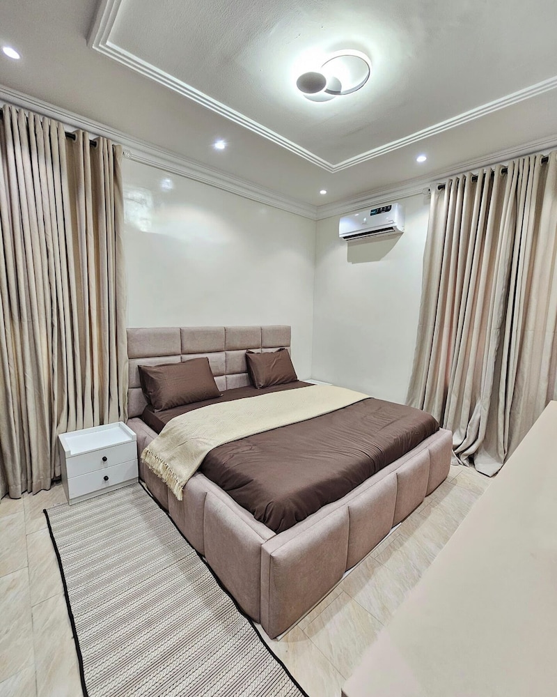 D King Suites and Apartment
