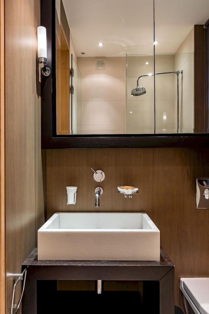 Newly Refurbished 2-bed Apartment in Knightsbridge