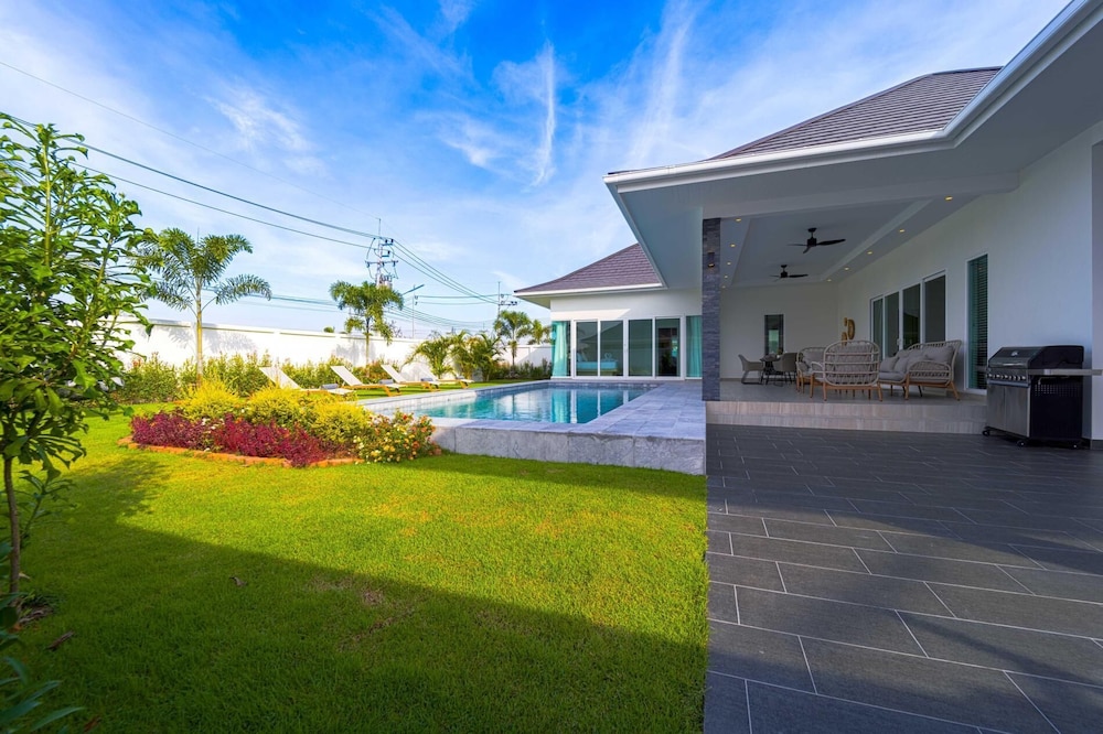 Modern 3 Bedroom Villa AS1