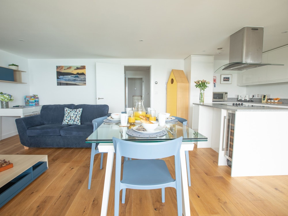 Onshore 6 - Newquay Towan Beach View view 4