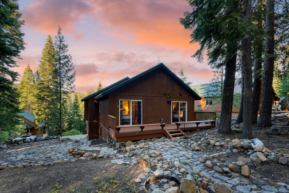 Golden Summit by Avantstay Stunning Secluded Cabin w Access to Tahoe Donner