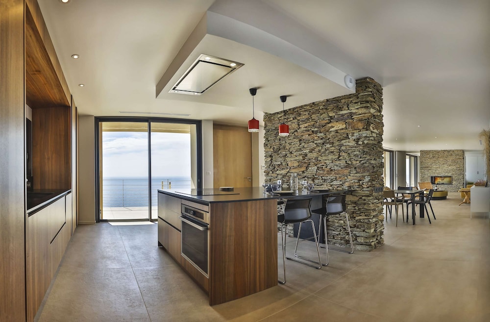 Luxurious Architect-designed Property Pool sea View