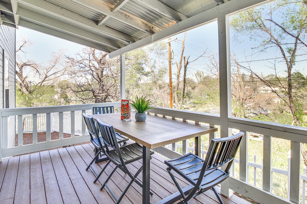 Walk to Dtwn Show Low: Townhome w/ Balcony