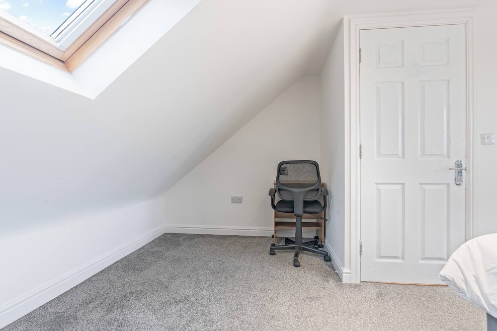 Beautiful 5 Bedroom Home in Coventry 14min to NEC