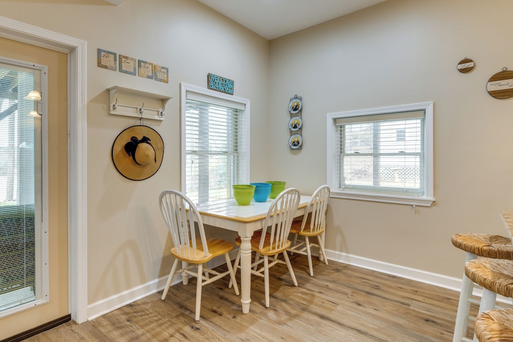 Lakefront Retreat w/ Dock, Patio & Grill in Bracey