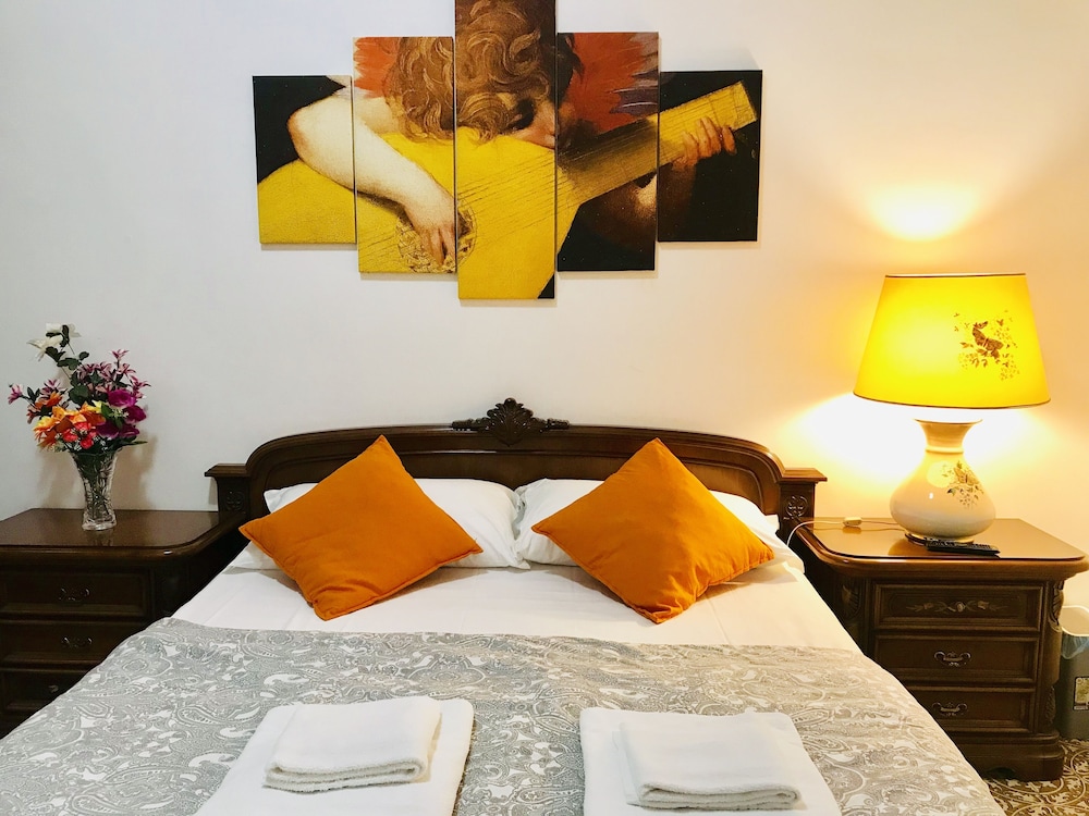 4 Bed-sleeps 8-central Rome-5 Min to Colosseum