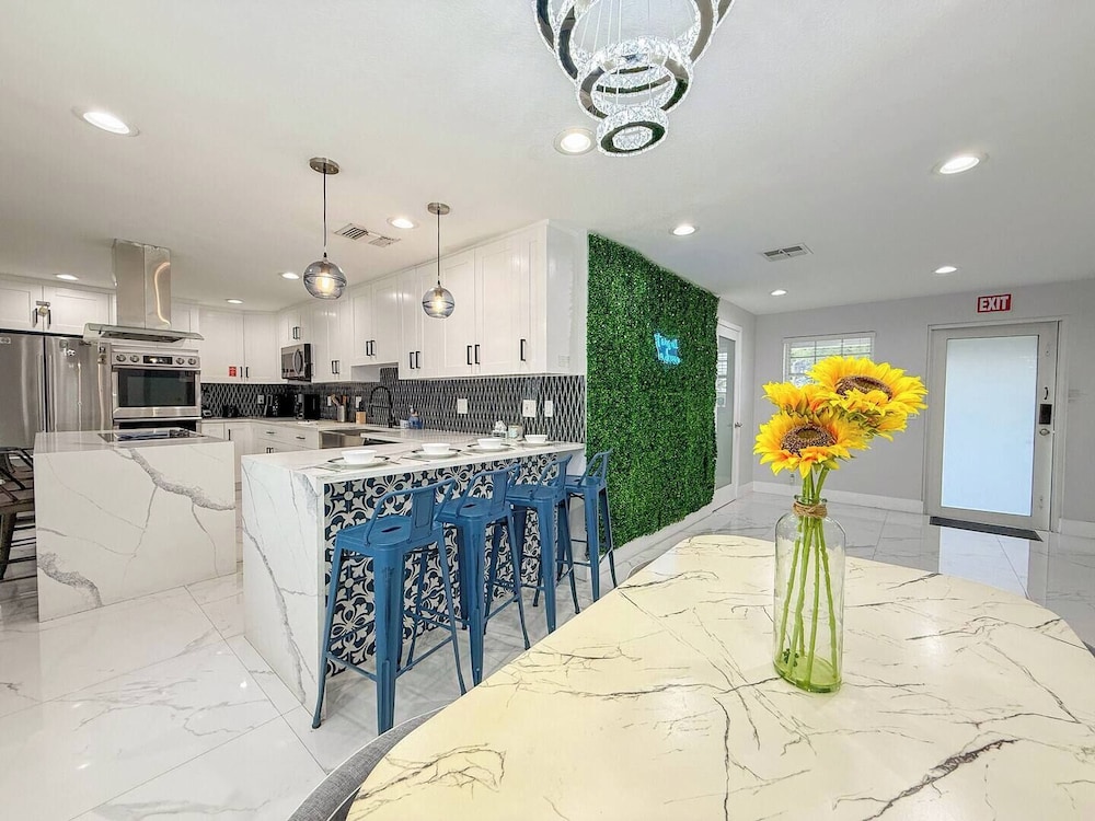 Modern Escape Chef s Kitchen Private Yard