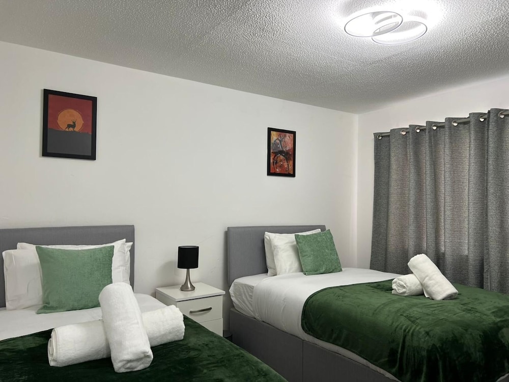 Birmingham Luxury House - Modern Retreat view 3