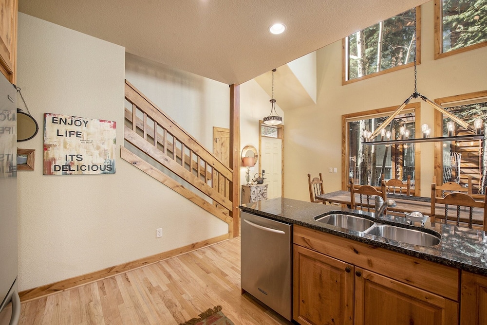 Fall River Retreat - Monthly Long-term Vacation Rental 3 Bedroom Townhouse by RedAwning