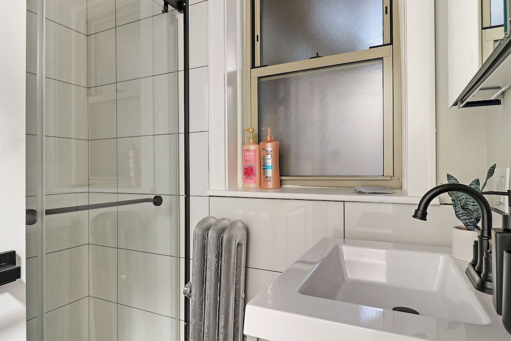 Cozy 2BR - Montrose 1A