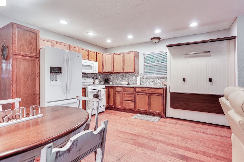 Cabin w/ Hot Tub in Valley View: Pets Welcome!