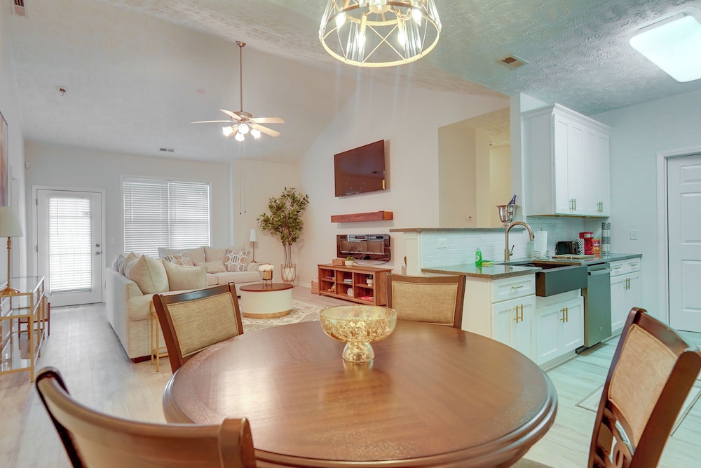 9 Mi to Dtwn Fayetteville: Condo w/ Pool Access!