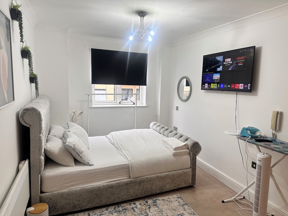 Charming Birmingham Apartment With Mini Balcony and Wifi With a Free Parking