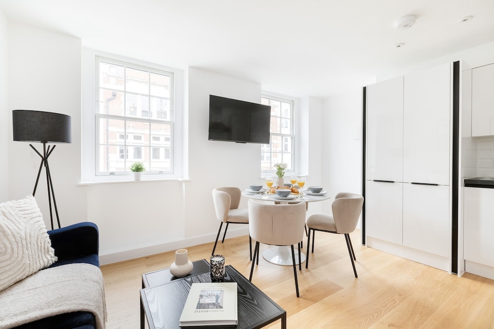 Modern 1BR with Balcony by Soho