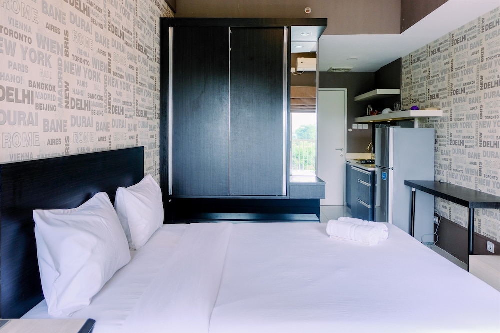 Comfy Studio Apartment @ Skylounge Tamansari view 3