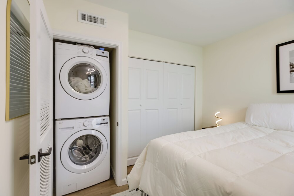 1 Mi to University of Cincinnati: 3rd-floor Condo!