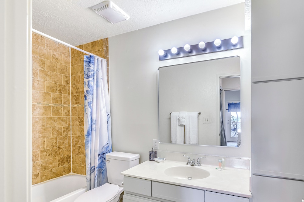 East End Galveston Condo w/ Pool, 1 Mi to Beach!