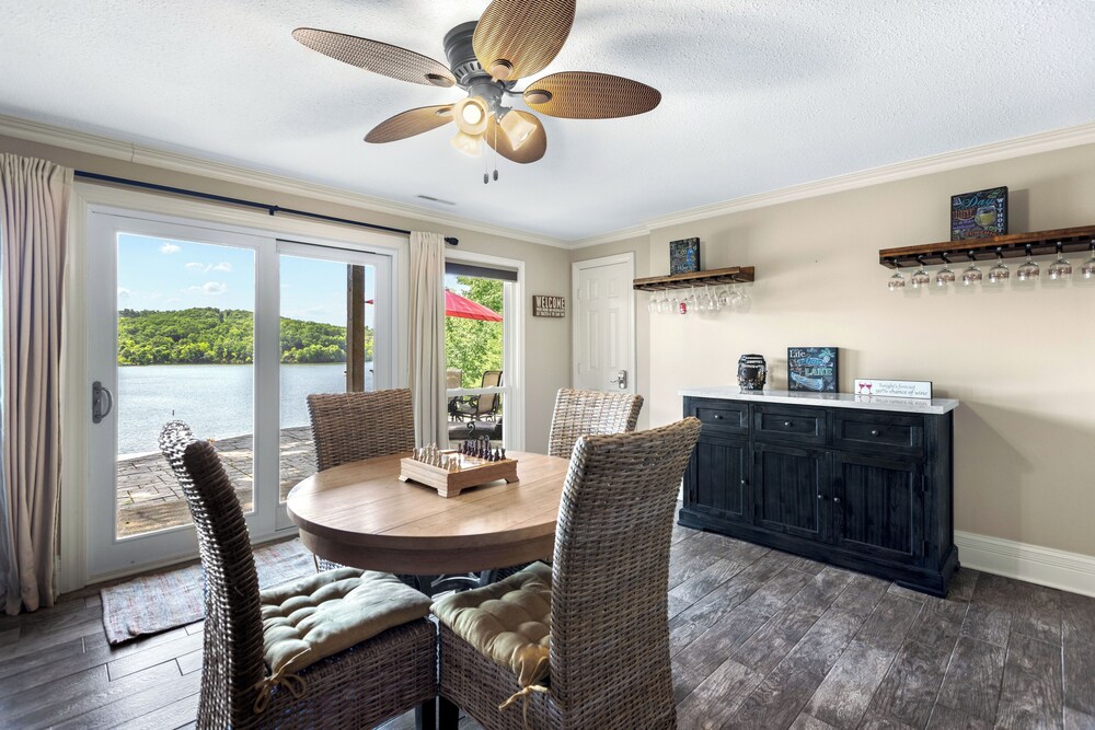 Lakeside Oasis Room for 12!