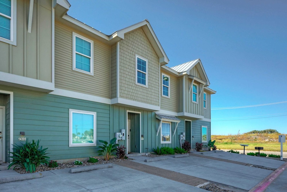 Ridley Retreat Community Pool, Mins to the Beach Corpus Christi + Port A