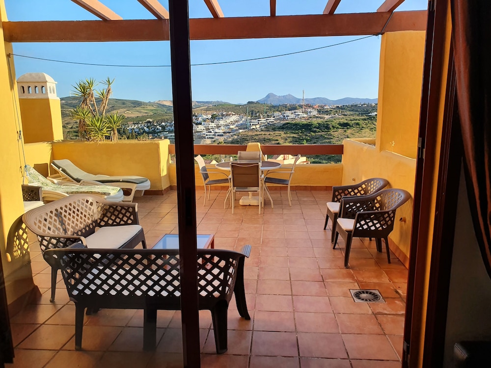 3 Bed Penthouse - Sleeps 8 - Pool - Sea View
