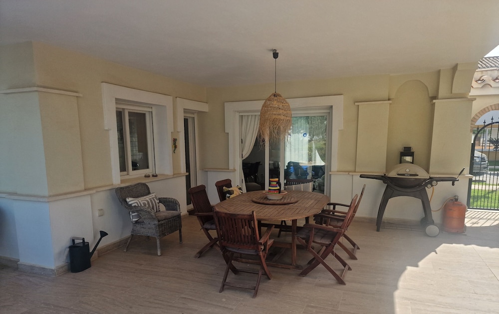 Luxury Villa - Pet Friendly & Free Parking