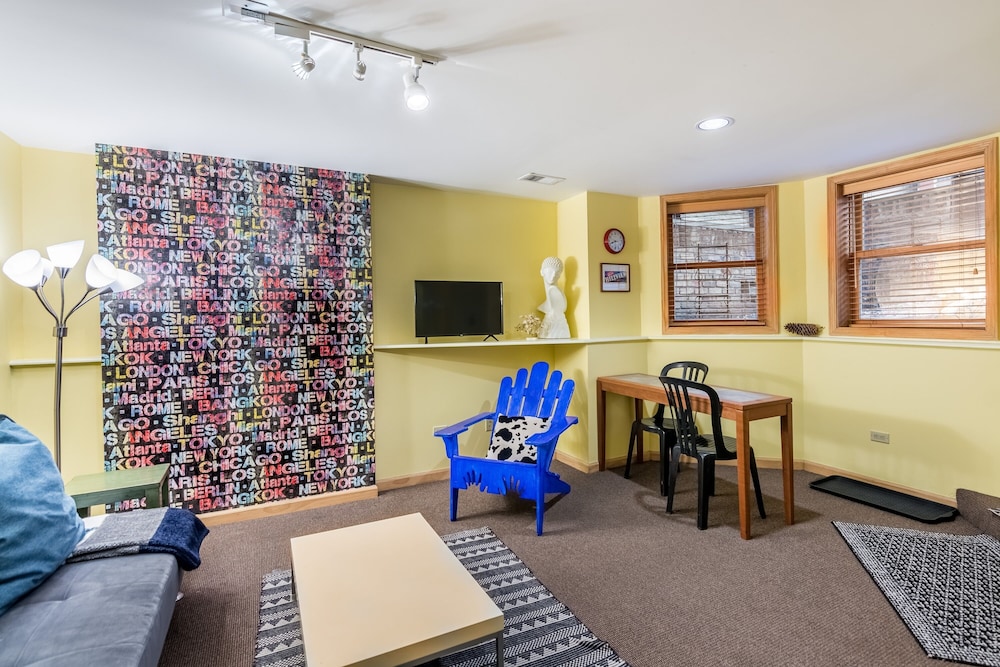 Cozy Lincoln Park Studio - Steps to Zoo! by AllSet Turnover photo 2