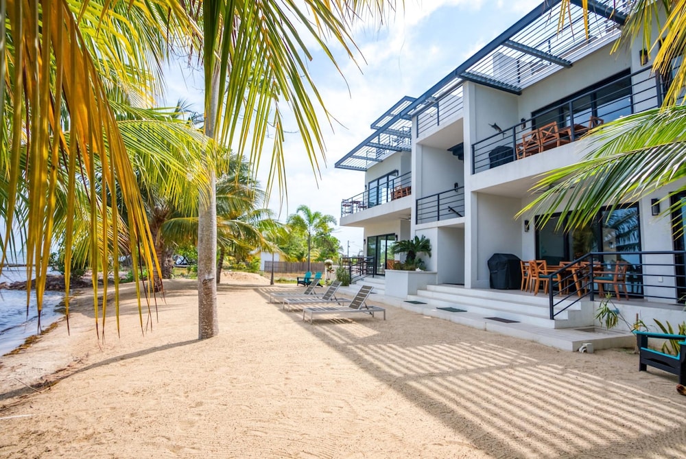 Oceanfront Sunset Gecko Condo - Ground Floor 1A